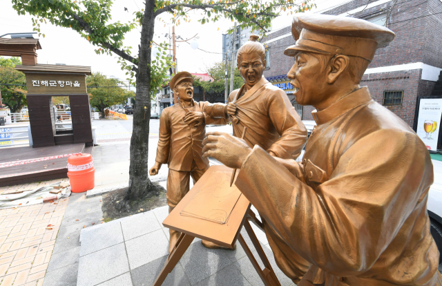 창원시 진해구 군항마을 테마공원. 일본군과 축량사가 군항예정지 획정을 위해 측량하고 있을때 마을 사람들이 일본군을 쫓아내는 모습을 형상화한 조형물등이 있다.
