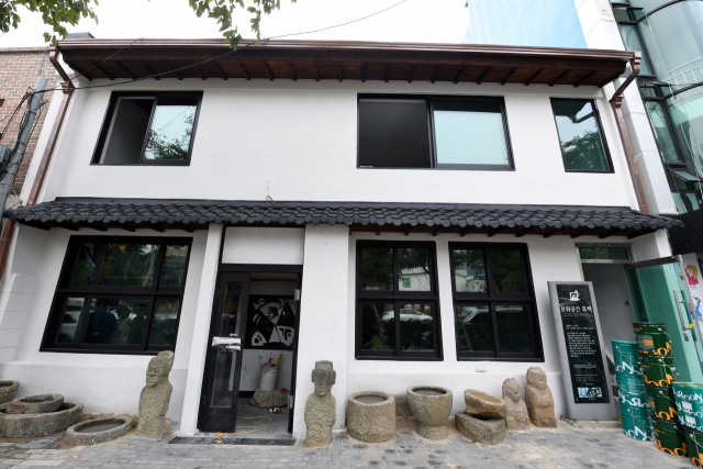 창원시 진해구 중원로터리 인근 문화공간 '흑백'. 창원시 근대건조물 4호로 지정된 '흑백'은 리모델링 공사가 진행되고 있다.