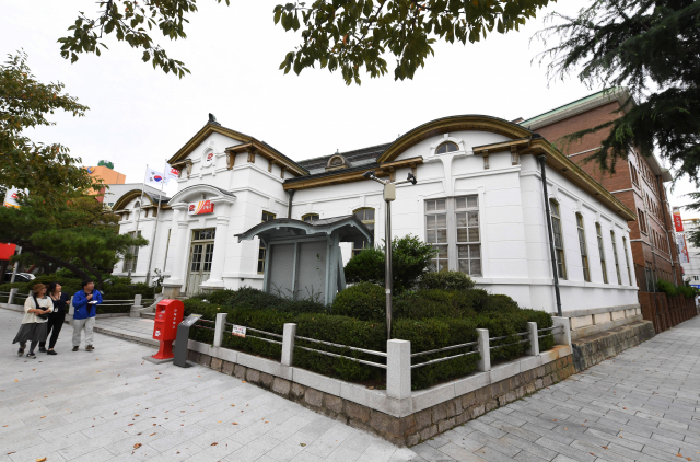 창원시 진해구 중원로터리 인근의 진해우체국은 1912년 준공된 1층 목조건물로 국가사적 제291호다.