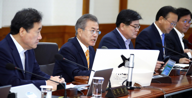 문재인 대통령이 23일 오전 청와대에서 국무회의를 주재하고 있다. 이날 국무회의에서는 3차 남북정상회담에서 채택된 