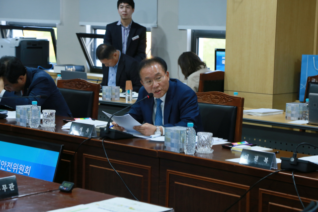 23일 국회 행정안전위원회 소속 윤재옥 자유한국당 국회의원(대구 달서을)은 경상남도 국정감사에서 부산‧울산‧경남 3개 자치단체가 남부권 신공항을 논의하는 과정에 절차적 문제가 있음을 지적했다. 윤재옥 의원실 제공