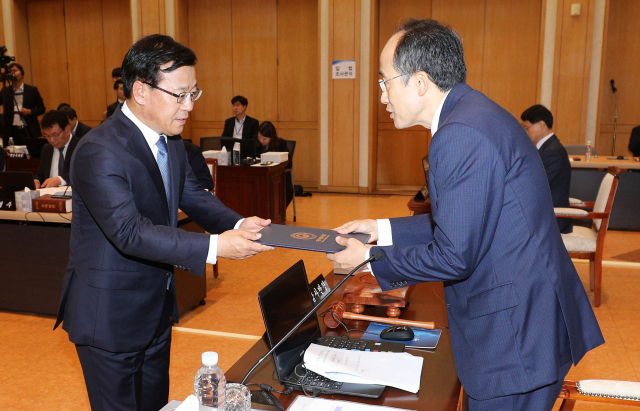 23일 오전 대구 중구 한국은행 대구경북본부에서 열린 대구지방국세청, 한국은행 대구경북 본부에 대한 2018년 국회 기획재정위원회 국정감사에서 박만성 대구지방국세청장이 자유한국당 추경호 감사반장에게 증인선서문을 제출하고 있다. 김영진 기자 kyjmaeil@msnet.co.kr
