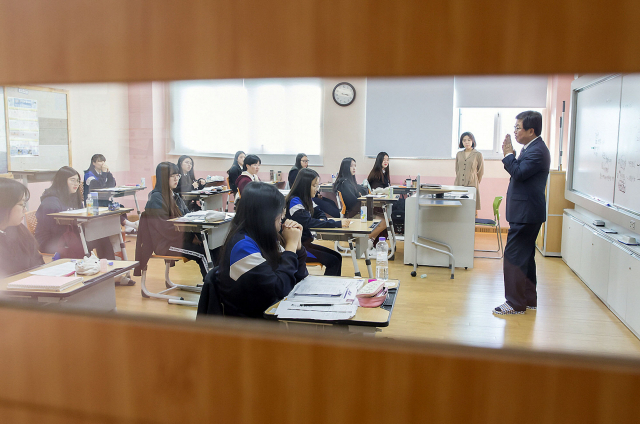 18일 오전 최교진 세종시교육감이 다음 달 15일 치러질 대학수학능력시험을 앞두고 지역 고교 3학년 수험생을 찾아 격려하고 있다. 연합뉴스
