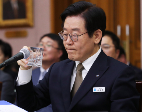 이재명 경기도지사가 19일 오전 경기도 수원시 팔달구 경기도청에서 열린 국회 행정안전위원회의 경기도에 대한 국정감사에서 물을 마시고 있다. 연합뉴스