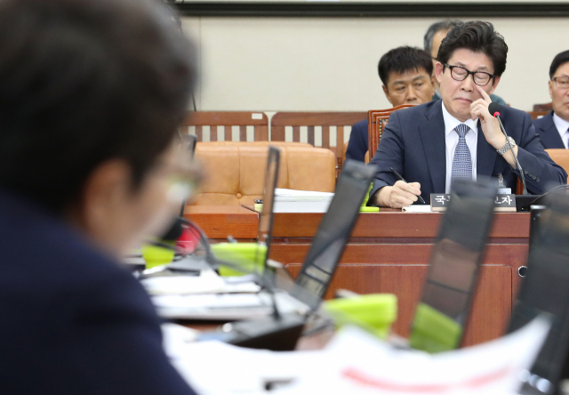 조명래 환경부 장관 후보자(오른쪽)가 23일 오후 국회 환경노동위원회 회의실에서 열린 인사청문회에서 자유한국당 임이자 의원의 질의를 경청하고 있다. 연합뉴스
