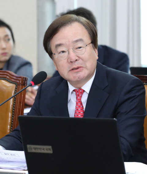 자유한국당 강효상 의원이 23일 오후 국회 환경노동위원회 회의실에서 열린 인사청문회에서 조명래 환경부장관 후보자에게 질의하고 있다. 연합뉴스
