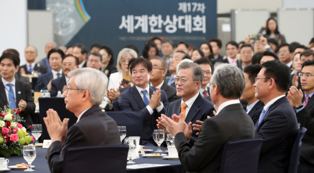 문재인 대통령이 23일 오후 인천 송도 컨벤시아에서 열린 제17차 세계한상대회 개회식에 참석해 박수치고 있다. 연합뉴스