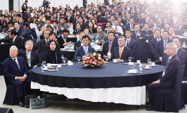 문재인 대통령이 23일 오후 인천 송도 컨벤시아에서 열린 제17차 세계한상대회 개회식에 참석해 있다. 연합뉴스