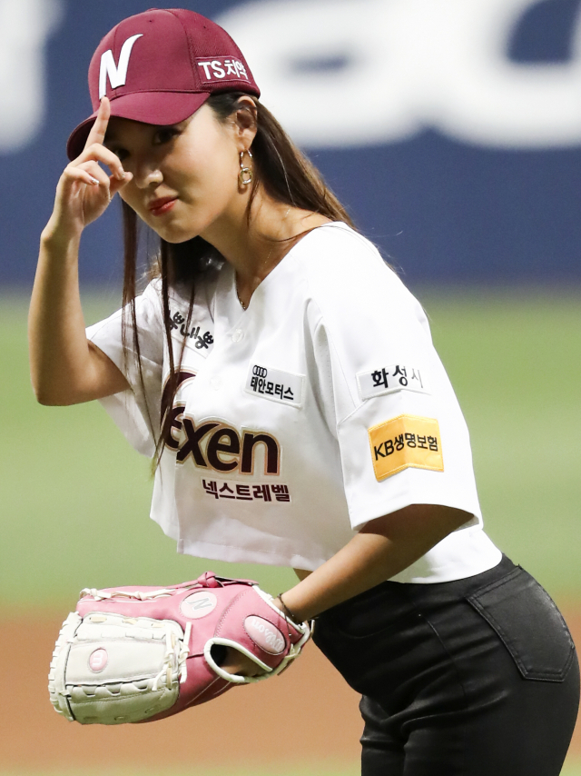 23일 오후 서울 고척스카이돔에서 열린 2018 KBO 포스트시즌 한화 대 넥센 경기. 배우 김희정이 시구를 하고 있다. 연합뉴스