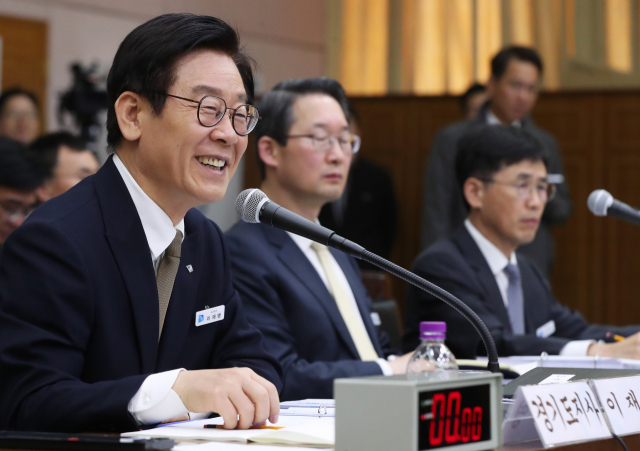 이재명 경기도지사가 19일 오전 경기도 수원시 팔달구 경기도청에서 열린 국회 행정안전위원회의 경기도에 대한 국정감사에서 위원 질의에 답변을 하고 있다. 연합뉴스