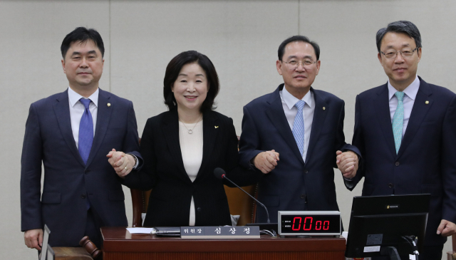 24일 오전 국회에서 열린 정치개혁특위 첫 전체회의에서 심상정 위원장과 여야 3당 간사들이 손을 맞잡고 포즈를 취하고 있다. 왼쪽부터 더불어민주당 김종민 간사, 심상정 위원장, 자유한국당 정유섭 간사, 바른미래당 김성식 간사. 연합뉴스