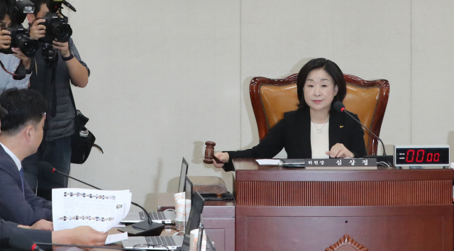 24일 오전 국회에서 열린 정치개혁특위 첫 전체회의에서 심상정 위원장이 의사봉을 두드리고 있다. 연합뉴스