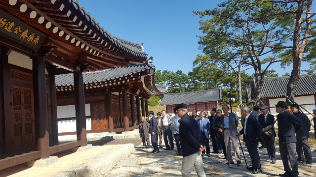 대구경북언론인회 회원들이 24일 구미 선산읍 영남유교문화진흥원을 둘러보며