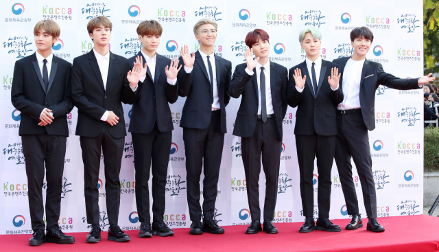 그룹 방탄소년단 뷔(왼쪽부터), 진, 정국, RM, 슈가, 지민, 제이홉. 연합뉴스