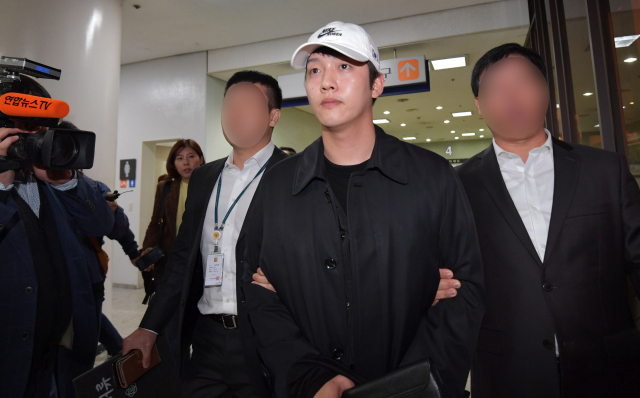 카라 멤버 구하라씨의 전 남자친구인 최종범씨가 서울 서초구 서울중앙지방법원에서 상해·협박·강요 혐의 등의 혐의로 영장실질심사를 받은 뒤 건물을 나서고 있다. 최씨는 지난달 13일 구씨와 서로 폭행한 뒤, 구씨에게 과거 함께 찍었던 사적인 영상을 전송하며 협박한 혐의를 받고 있다. 연합뉴스