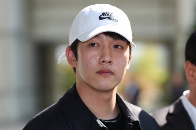 카라 멤버 구하라씨의 전 남자친구인 최종범씨가 서울 서초구 서울중앙지방법원에서 상해·협박·강요 혐의 등의 혐의로 영장실질심사를 받은 뒤 건물을 나서고 있다. 최씨는 지난달 13일 구씨와 서로 폭행한 뒤, 구씨에게 과거 함께 찍었던 사적인 영상을 전송하며 협박한 혐의를 받고 있다. 연합뉴스