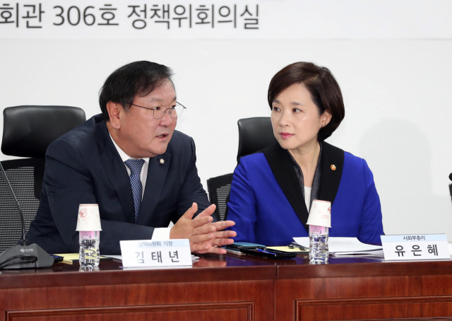 25일 오전 국회 의원회관에서 열린 유치원 공공성 강화 당정협의에서 더불어민주당 김태년 정책위의장과 유은혜 사회부총리 겸 교육부 장관이 얘기를 나누고 있다. 연합뉴스