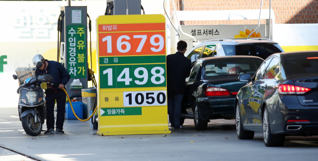국내 휘발유·경유 가격이 또다시 급등하면서 각각 1천700원과 1천500원 선에 바짝 다가섰다. 20일 한국석유공사 유가 정보 서비스인 