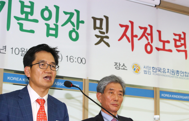 한국유치원총연합회 이덕선 비상대책위원장(왼쪽)이 24일 서울 용산구 한국유치원총연합회에서 사립유치원 비리 논란 등 현 상황에 대한 입장을 밝히고 있다. 한유총은 이날 설립자 지위를 보장해 줄 수 있는 유아교육법과 사립유치원에 맞는 재무회계규칙 제정을 요구했다. 오른쪽은 박세규 변호사. 연합뉴스