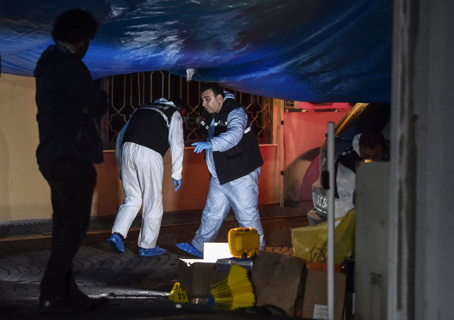 사우디아라비아 언론인 자말 카슈끄지 암살 의혹과 관련, 터키 경찰 과학수사대(CSI)가 17일(현지시간) 밤 이스탄불에 있는 사우디 총영사관에 대한 2차 압수수색을 벌이고 있다. 경찰은 총영사관에서 살해된 카슈끄지의 시신이 영사관저로 옮겨져 처리된 것으로 보고 있다. 연합뉴스
