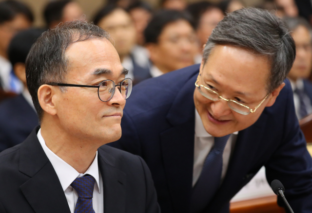 25일 서울 서초구 대법원에서 열린 국회 법제사법위원회의 대검찰청에 대한 국정감사에서 문무일 검찰총장이 봉욱 차장검사와 이야기를 하며 옅은 미소를 짓고 있다. 연합뉴스