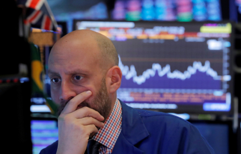 24일(현지시간) 미국 뉴욕증권거래소(NYSE)에서 다우존스 30 산업평균지수는 전장보다 608.01포인트(2.41%) 급락한 24,583.42에 거래를 마쳤다. 스탠더드앤드푸어스 500 지수는 전장보다 84.59포인트(3.09%) 급락한 2,656.10에, 기술주 중심의 나스닥 지수는 329.14포인트(4.43%) 폭락한 7,108.40에 장을 마감했다. 다우지수와 S＆P 500 지수는 이날 연간 기준으로 하락세로 돌아섰다. 나스닥은 2011년 8월 18일 이후 약 7년 만에 가장 큰 하루 낙폭을 기록했으며, 2016년 2월 이후 처음으로 조정 장세에 진입했다. 사진은 이날 NYSE 입회장에서 한 트레이더의 심각한 표정. 연합뉴스