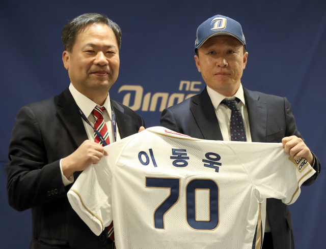 25일 오후 경남 창원시 마산회원구 사보이호텔에서 열린 NC다이노스 제2대 이동욱 감독 취임식에서 황순현 대표(왼쪽)가 이 신임 감독에게 유니폼을 건넨 후 촬영하고 있다. 연합뉴스