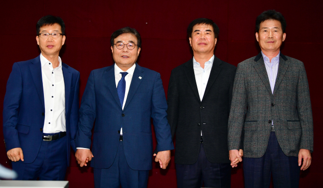 이병훈 광주시 문화경제부시장, 윤종해 한국노총 광주지역본부 의장, 박병규 전 광주시 경제부시장, 이기곤 기아차 전 지회장은 24일 오후 광주시의회에서 기자회견을 열어 