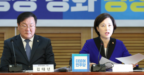 유은혜 사회부총리 겸 교육부 장관(오른쪽)이 25일 오전 국회 의원회관에서 열린 유치원 공공성 강화 당정협의를 마치고 결과를 발표하고 있다. 연합뉴스