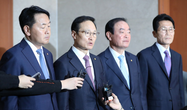 바른미래당 김관영(왼쪽부터), 더불어민주당 홍영표, 민주평화당 장병완, 정의당 윤소하 원내대표가 25일 오전 국회 정론관에서 특별재판부 설치 추진과 관련한 기자회견을 마친 뒤 취재진의 질문에 답하고 있다. 연합뉴스