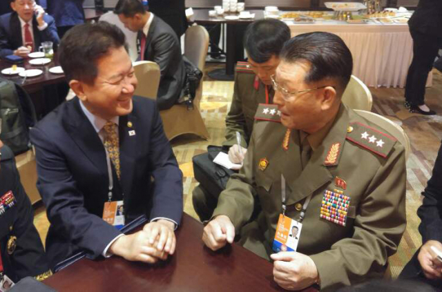 서주석(왼쪽) 국방부 차관이 25일 오전 중국 베이징에서 열린 제8차 베이징 샹산(香山)포럼에서 김형룡 북한 인민무력성 부상(차관)과 환담하고 있다. 국방부 제공