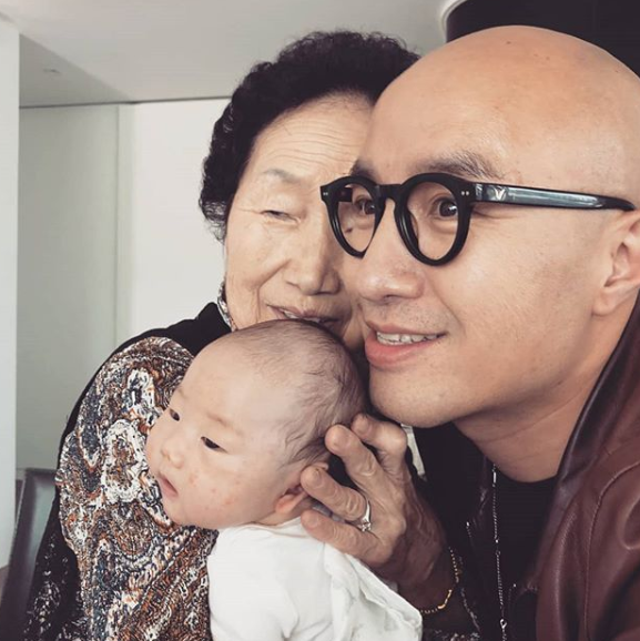 홍석천은 자신의 인스타그램에 어머니 그리고 한 아기와 함께 찍은 사진을 올리기도 했다. 이 아기를 두고 홍석천은