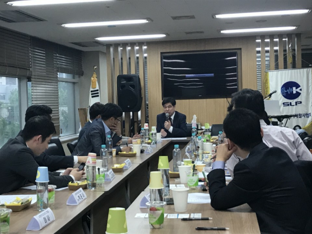 대한물리치료사협회, 한국언어재활사협회, 대한작업치료사협회 등 재활보건분야 전문가들이 지난 5월 남북장애인치료지원협의체 구성을 놓고 회의하는 모습. 남북장애인치료지원협의체 제공.