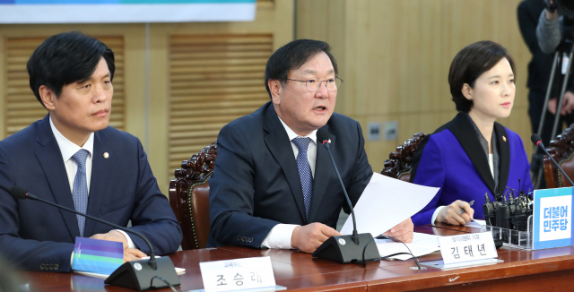 더불어민주당 김태년 정책위 의장(가운데)이 25일 오전 국회 의원회관에서 열린 유치원 공공성 강화 당정협의를 마치고 결과를 발표하고 있다. 왼쪽부터 더불어민주당 조승래 교육위 간사, 김태년 정책위의장, 유은혜 사회부총리 겸 교육부 장관. 연합뉴스
