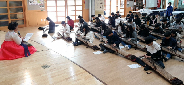 서울 불광중 2학년 학생들이 고령 가얏고마을에서 가야금 연주 체험을 하고 있다. 고령군 제공