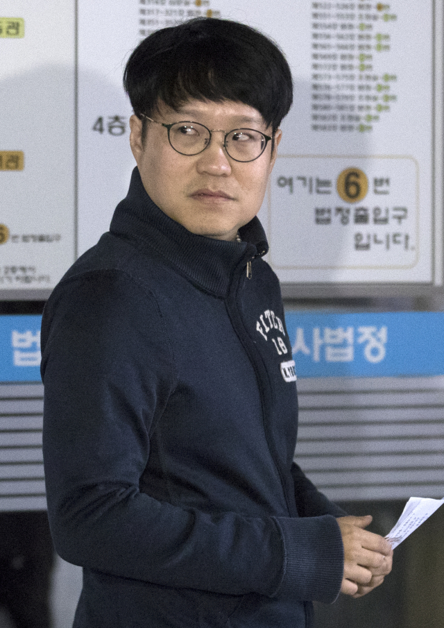 사실과 다른 내용을 유포해 고(故) 백남기씨 유족의 명예를 훼손한 혐의로 기소된 만화가 윤서인씨가 선고공판이 끝난 후 법원을 나서고 있다. 연합뉴스