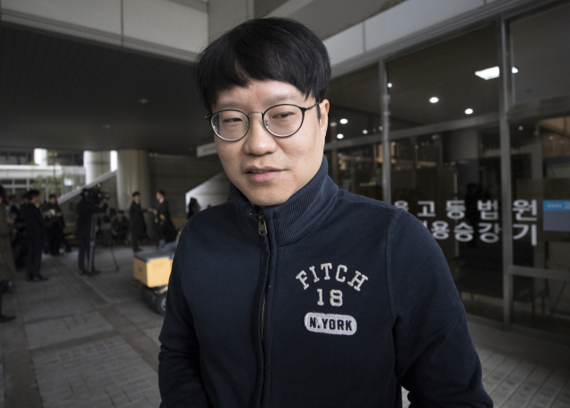 사실과 다른 내용을 유포해 고(故) 백남기씨 유족의 명예를 훼손한 혐의로 기소된 만화가 윤서인씨가 선고공판이 끝난 후 법원을 나서고 있다. 연합뉴스