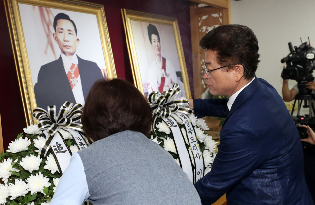 이철우 경북도지사가 11일 오전 경북 구미시 상모동 박정희 전 대통령 생가를 방문해 헌화하고 있다. 연합뉴스