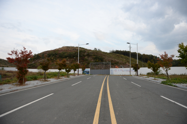 영천고경일반산업단지의 왕복 4차로 진입도로는 2013년 준공됐다. 민병곤 기자