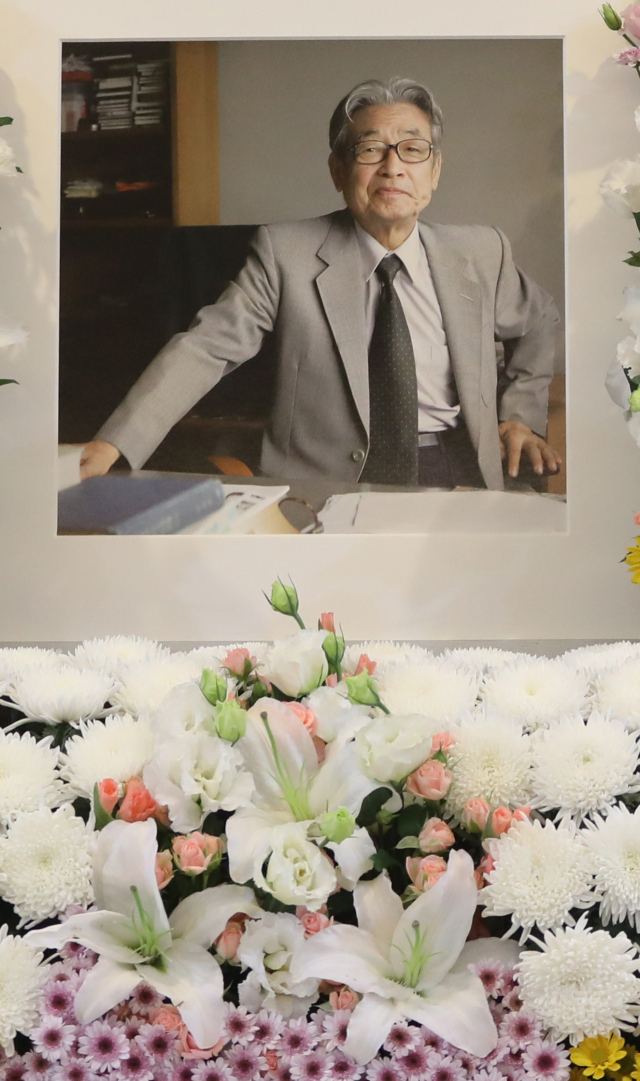 26일 오전 서울대병원 장례식장에 국문학 연구 대가이자 1세대 문학평론가인 고 김윤식 서울대 국어국문학과 명예교수의 빈소가 마련돼 있다. 지난 25일 숙환으로 별세한 고인은 평생 한국문학 역사를 연구하고, 작품을 비평했다. 학술서, 비평서, 산문집, 번역서 등 그의 저서는 200여 권에 달한다. 연합뉴스