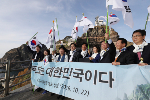 독도의 날(10월 25일)을 앞둔 22일 국회 교육위원회 소속 의원들이 국정감사 현장시찰 차원에서 독도를 방문, 태극기를 들고 