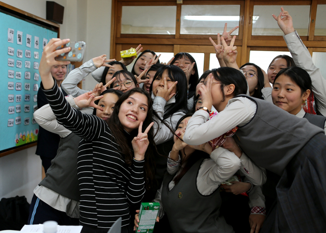 영남대의 외국인 교환학생과 영남대 재학생이 대구지역 중학교 자유학년제 일일교사로 활동하면서 이색 수업을 진행해 큰 호응을 얻고 있다. 영남대 제공