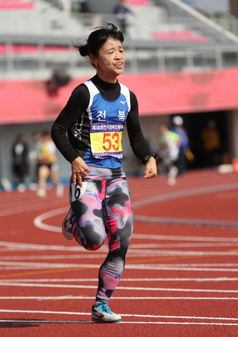 전민재(전북)가 28일 전북 익산종합운동장에서 열린 제38회 장애인전국체전 여자육상 200ｍ T36 경기에서 1위로 질주하고 있다. 연합뉴스
