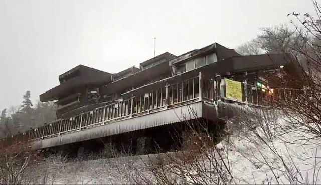 강원 산간에 눈이 내린 28일 설악산 소청대피소 주변에 눈이 쌓여있다. 이날 내린 눈은 강한 바람 때문에 크게 쌓이지 않아 오후 7시 현재 적설량은 2∼3㎝ 정도다. 연합뉴스