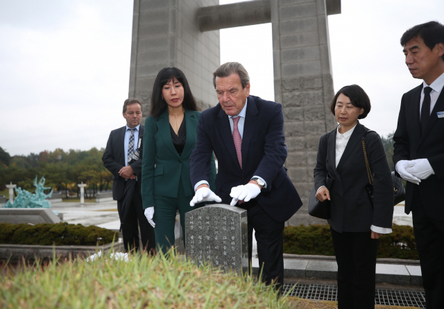 게르하르트 슈뢰더 전 독일 총리 부부가 26일 오후 광주 북구 운정동 국립 5·18민주묘지를 찾아 참배하고 있다. 연합뉴스
