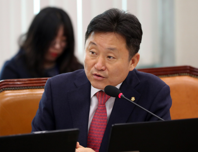 최인호 더불어민주당 의원이 16일 국회에서 열린 산업통상자원중소벤처기업위원회의 한국전력공사, 한국전력거래소, 한전KPS 등에 대한 9개 기관 국정감사에서 질의하고 있다. 연합뉴스