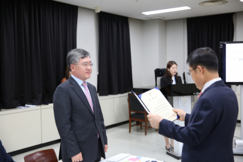 제10기 검찰시민위원 A팀의 위원장인 최상호 계명대학교 법학과 교수가 26일 대구지검 박윤해 지검장으로부터 위촉장을 받고 있다. 대구지검 제공
