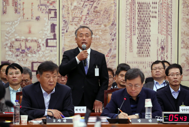 훈민정음 상주본 소장자인 배익기 씨가 29일 오후 서울 여의도 국회에서 열린 문화체육관광위원회 종합감사에서 안민석 위원장의 질의에 답변하고 있다. 연합뉴스