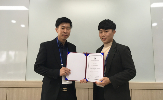 경일대 소방방재학과 4학년 이경원(오른쪽) 씨가 도시환경분야 아시아 최고의 국제학술대회 AIUE에서 최우수 발표상을 받았다. 왼쪽은 이지수 지도교수.