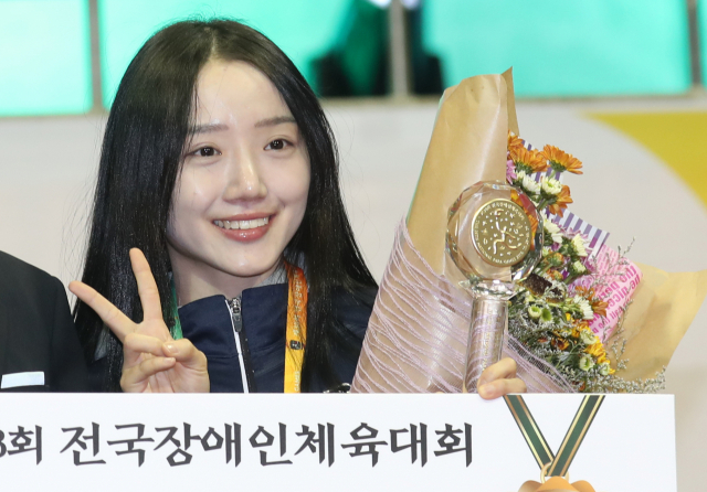 제38회 전국장애인체육회 최우수선수 정사랑(충북)이 29일 전북 익산시 실내체육관에서 열린 폐회식 에서 기념촬영하고 있다. 연합뉴스